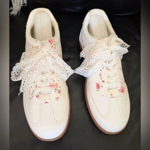 Outwoods White Floral Accent Lace-Up Sneakers. Size 10.